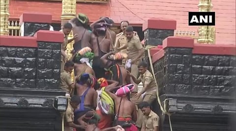 சபரிமலையில் 18 படிகள் வழியாக பக்தர்கள் சென்ற காட்சி : படம் ஏஎன்ஐ