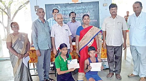 மாவட்ட யோகா போட்டியில் முதலிடம் பெற்ற மாணவர் ஐ.முத்து ஈஸ்வரன், மாணவி  எஸ்.கவிதா ஆகியோருக்கு முதன்மைக் கல்வி அலுவலர் செ.சுபாஷினி பரிசு வழங்கினார். அருகில் மாவட்டக் கல்வி அலுவலர்கள் உள்ளனர்.
