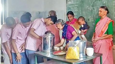 மாநகராட்சி பள்ளி மாணவர்களுக்கு சிற்றுண்டி வழங்கும் ஆதரவற்றோர் காப்பக மூதாட்டிகள்.
