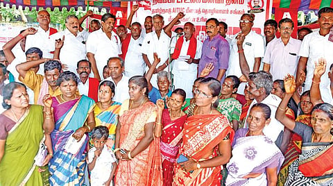 மத்திய அரசு கொண்டு வந்துள்ள கடற்கரை மேலாண்மை மண்டல விதிகளை திரும்பப் பெறக்கோரி, தமிழ்நாடு ஏஐடியுசி மீனவத் தொழிலாளர் சங்கம் சார்பில் இந்திய கம்யூனிஸ்ட் கட்சியின் மூத்த தலைவர் ஆர்.நல்லகண்ணு தலைமையில் சென்னை சேப்பாக்கம் விருந்தினர் மாளிகை அருகே நேற்று ஆர்ப்பாட்டம் நடைபெற்றது. படம்: ம.பிரபு