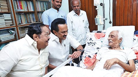 உடல்நலக் குறைவால் வீட்டில் ஓய்வெடுத்து வரும் திமுக பொதுச்செயலாளர் அன்பழகனை அக்கட்சியின் தலைவர் மு.க.ஸ்டாலின், பொருளாளர் துரைமுருகன் ஆகியோர் நேற்று சந்தித்து நலம் விசாரித்தனர்.