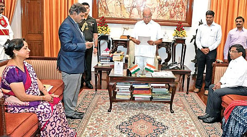 சென்னை ஆளுநர் மாளிகையில் நேற்று நடைபெற்ற நிகழ்ச்சியில், தமிழக தலைமை தகவல் ஆணையராக நியமிக்கப்பட்டுள்ள ஆர்.ராஜகோபாலுக்கு, ஆளுநர் பன்வாரிலால் புரோஹித் பதவிப் பிரமாணம் செய்து வைத்தார். உடன் தலைமை செயலர் கே.சண்முகம் உள்ளிட்ட உயர் அதிகாரிகள்.