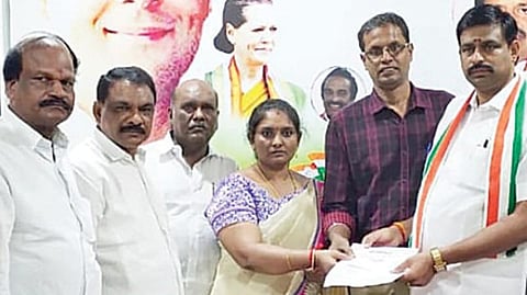 மதுரை கேகே. நகரிலுள்ள காங்கிரஸ் அலுவலகத்தில் மாவட்ட தலைவர் கார்த்திகேயனிடம் 30-வது வார்டுக்கு விருப்ப மனு கொடுத்த பஞ்சவர்ணம்.