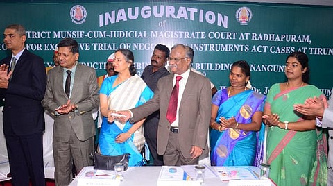 திருநெல்வேலியில் புதிய நீதிமன்ற கட்டிடங்களை சென்னை உயர் நீதிமன்ற நீதிபதிகள் என்.கிருபாகரன், அனிதா சுமந்த் ஆகியோர் திறந்து வைத்தனர். அமைச்சர் வி.எம்.ராஜலெட்சுமி உள்ளிட்டோர் பங்கேற்றனர். படம்: மு.லெட்சுமி அருண்