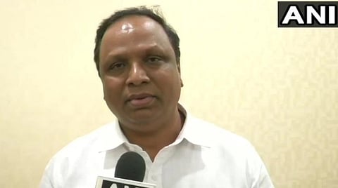 மகாராஷ்டிரா பாஜக மூத்த தலைவர் ஆஷிஸ்ஷெல்லர் நிருபர்களுக்கு  பேட்டி அளித்த காட்சி : படம் ஏஎன்ஐ