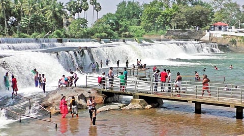 பவானிசாகர் அணையில் இருந்து உபரி நீர் திறப்பு நிறுத்தப்பட்டதால், கொடிவேரி அணையில் குளிக்க நேற்று முதல் சுற்றுலா பயணிகள் அனுமதிக்கப்பட்டனர்.