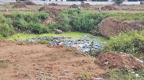 சிறுவர்கள் உயிரிழக்க காரணமாக இருந்த திறந்தவெளி கிணறு |  படம்: எம்.நாகராஜன்.
