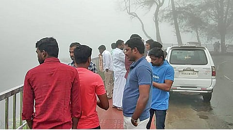 கொடைக்கானலில் பகலிலேயே பனிமூட்டம்﻿: ﻿இயற்கை அழகை ரசிக்க முடியாமல் சுற்றுலாப் பயணிகள் ஏமாற்றம்﻿