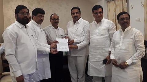 மும்பையில் உள்ள ஆளுநர் அலுவலகத்தில் என்சிபி,காங்கிரஸ், சிவேசனா கட்சிகளின் சட்டப்பேரவைக் குழுத் தலைவர்கள் இன்றுகடிதம் அளித்த காட்சி : படம்: ஏஎன்ஐ