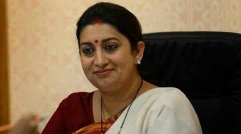 பள்ளி சீருடைகளுக்கு நேரடியாக நெசவாளர்களிடம் துணி வாங்கும் திட்டம் மத்திய அரசிடம் இல்லை: மக்களவையில் அமைச்சர் ஸ்மிருதி இரானி தகவல் 