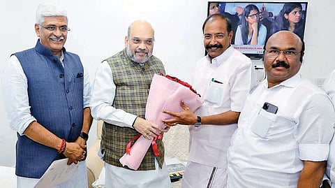 டெல்லியில் மத்திய உள்துறை அமைச்சர் அமித் ஷாவை தமிழக மின்சாரத்துறை அமைச்சர் பி.தங்கமணி மரியாதை நிமித்தமாக நேற்று சந்தித்தார். சந்திப்பின் போது ஜல்சக்தி துறை அமைச்சர் கஜேந்திர சிங் ஷெகாவத் மற்றும் தமிழக மீன்வளத்துறை அமைச்சர் ஜெயக்குமார் உடன் இருந்தனர்.