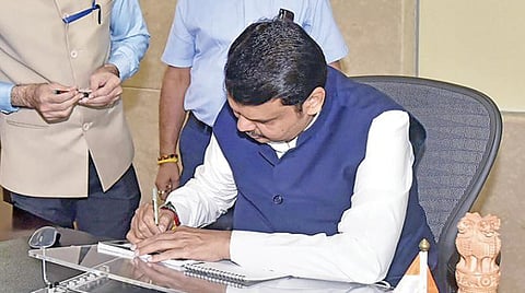 மகாராஷ்டிரா மாநில முதல்வராக பதவியேற்றுக்கொண்ட தேவேந்திர பட்னாவிஸ் நேற்று மும்பையிலுள்ள முதல்வர் அலுவலகத்தில் தனது பணிகளை தொடங்கினார். முதல்வர் நிவாரண நிதியிலிருந்து பயனாளி ஒருவருக்கு நிதி வழங்க காசோலையில் கையெழுத்திடுகிறார் முதல்வர் பட்னாவிஸ். படம்: பிடிஐ