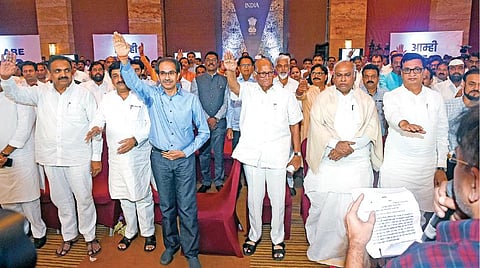 மும்பை கிராண்ட் ஹயாத் ஓட்டலில் நேற்று சிவசேனா, காங்கிரஸ், தேசியவாத காங்கிரஸ் கட்சியைச் சேர்ந்த 162 எம்எல்ஏக்கள் கூடி உறுதிமொழி எடுத்துக்கொண்டனர். உடன் என்சிபி தலைவர் சரத் பவார், சிவசேனா தலைவர் உத்தவ் தாக்கரே, காங்கிரஸ் மூத்த தலைவர் மல்லிகார்ஜுன கார்கே உள்ளனர். படம்: பிடிஐ