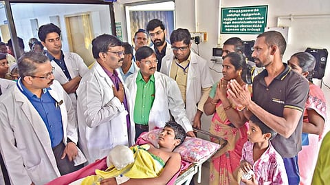 துண்டிக்கப்பட்ட கை அறுவை சிகிச்சை மூலம் இணைக்கப்பட்ட நிலையில் சிறுவன் மவுலீஸ்வரன். உடன் சேலம் அரசு மோகன் குமாரமங்கலம் மருத்துவமனை டீன் பாலாஜிநாதன், மருத்துவர் ராஜேந்திரன் உள்ளிட்ட மருத்துவர்களுக்கு நன்றி தெரிவித்த மவுலீஸ்வரனின் பெற்றோர். படம்: எஸ்.குரு பிரசாத்