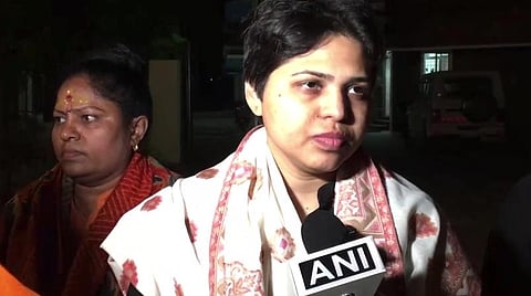 கொச்சி விமான நிலையத்தில் இன்று நிருபர்களுக்குப் பேட்டி அளித்த திருப்தி தேசாய் : படம் ஏஎன்ஐ
