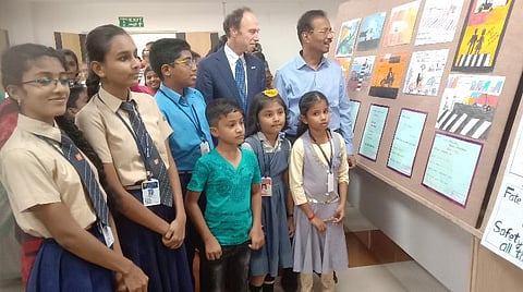 கோவையில் 'உயிர்' அமைப்பு சார்பில் சாலை பாதுகாப்பு குறித்து பள்ளி மாணவர்களுக்கு விழிப்புணர்வு