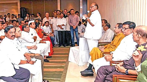 மும்பையில் நேற்று நடைபெற்ற காங்கிரஸ், தேசியவாத காங்கிரஸ் (என்சிபி), சிவசேனா எம்எல்ஏக்கள் கூட்டத்தில் பேசுகிறார் என்சிபி தலைவர் சரத் பவார். இந்தக் கூட்டத்தில் 3 கட்சிகளின் முதல்வர் வேட்பாளராக சிவசேனா தலைவர் உத்தவ் தாக்கரே ஏகமனதாகத் தேர்வு செய்யப்பட்டார்.படம்: பிடிஐ