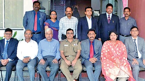 தென் பிராந்தியத்தில் போதைப்பொருள் விற்பனையை தடுப்பது குறித்த ஆலோசனை கூட்டம் சென்னையில் நேற்று முன்தினம் நடைபெற்றது. இதில் பங்கேற்ற தமிழக டிஜிபி ஜே.கே.திரிபாதி, ஏடிஜிபி ஷகீல்அக்தர் மற்றும் பிற மாநில காவல்துறை அதிகாரிகள்.