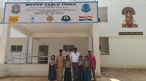கிருஷ்ணகிரி மாவட்டம் தளி சின்ன உப்பனூர் கிராமத்தில் செயல்பட்டு வரும் அரசு நடுநிலைப் பள்ளி. படம்: ஜோதி ரவிசுகுமார்