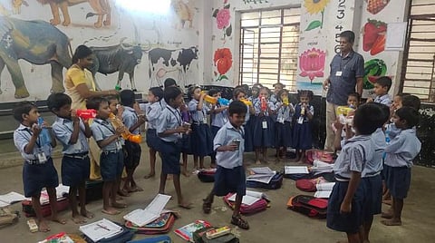 காரைக்கால் கோத்துக்குளம் அரசு உயர்நிலைப் பள்ளியில் வாட்டர் பெல் அடித்த பின், வகுப்பறையில் தண்ணீர் குடிக்கும் மாணவர்கள்.