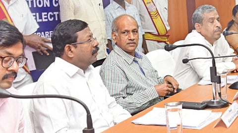 உள்ளாட்சித் தேர்தல் தொடர்பாக, கோவை மாவட்ட ஆட்சியர் அலுவலகத்தில் நேற்று நடந்த ஆலோசனைக் கூட்டத்தில் பேசிய மாநில தலைமை தேர்தல் ஆணையர் ஆர்.பழனிசாமி. படம்: ஜெ.மனோகரன்