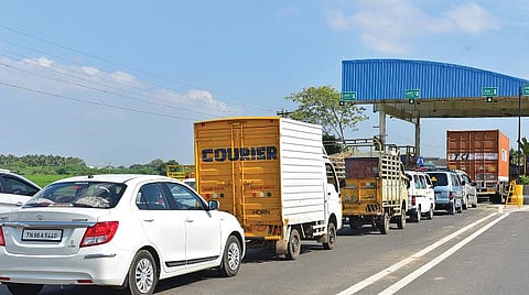 வலையங்குளத்தில் வரிசையாக நிற்கும் வாகனங்கள்.