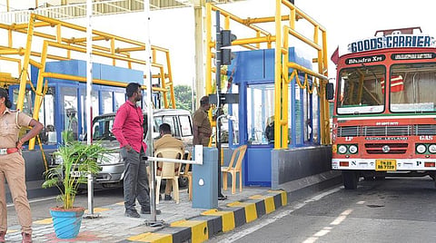 கட்டண வசூலின்போது வாகன ஓட்டிகள்,  ஊழியர்களிடையே ஏற்படும் மோதலைத்  தவிர்ப்பதற்காக சிந்தாமணி டோல் மையத்தில் பாதுகாப்பு மேற்கொள்ளும் போலீஸார்.