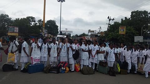 விடுதி வசதி கோரி செவிலியர் பயிற்சி பள்ளி மாணவிகள் திண்டுக்கல்லில் சாலை மறியல்