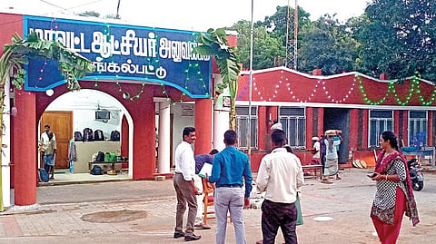 புதிய செங்கல்பட்டு மாவட்டம் தொடக்க விழாவையொட்டி புதிய ஆட்சியர் அலுவலகம் மின் விளக்குகளால் அலங்கரிக்கப்பட்டுள்ளது.