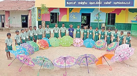 நரசிங்கக்கூட்டம் ஊராட்சி ஒன்றிய தொடக்கப் பள்ளி மாணவ, மாணவிகளுக்கு வழங்கப்பட்ட குடைகள்.