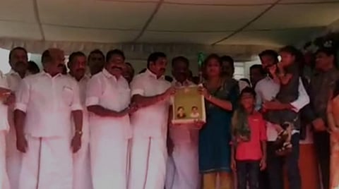 பொங்கல் பரிசு வழங்கும் திட்டத்தை முதல்வர் பழனிசாமி தொடங்கி வைத்தார்.