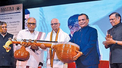 உச்ச நீதிமன்றத்தில் நடைபெற்ற அயோத்தி வழக்கில் ஆஜராகி வாதிட்ட மூத்த வழக்கறிஞர் கே.பராசரனுக்கு தஞ்சாவூர் சாஸ்திரா பல்கலைக்கழகம் சார்பில் சென்னை தியாகராய நகர் வாணி மகாலில் நேற்று பாராட்டு விழா நடைபெற்றது. இதில், அவருக்கு வீணை பரிசாக வழங்கப்பட்டது. உடன், கர்நாடக உயர் நீதிமன்ற முன்னாள் நீதிபதி என்.குமார், மூத்த வழக்கறிஞர் சி.எஸ்.வைத்தியநாதன், மெட்ராஸ் பார் அசோசியேஷன் தலைவர் ஏ.ஆர்.எல்.சுந்தரசேன், துக்ளக் வார இதழ் ஆசிரியர் எஸ்.குருமூர்த்தி, சாஸ்திரா பல்கலைக்கழக துணைவேந்தர் எஸ்.வைத்தியசுப்பிரமணியன். படம்: க.ஸ்ரீபரத்