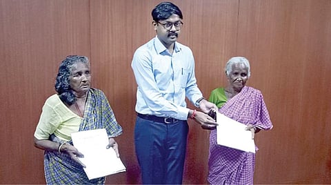 இரு மூதாட்டிகளுக்கும் முதியோர் உதவித் தொகைக்கான உத்தரவை வழங்கிய திருப்பூர் ஆட்சியர் விஜயகார்த்திகேயன்.படம்: இரா.கார்த்திகேயன்