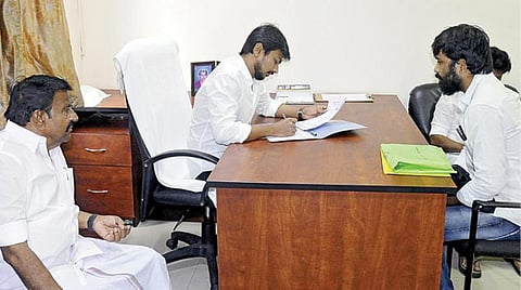 திமுக இளைஞரணிக்கு புதிய நிர்வாகிகளை நியமிப்பதற்காக திருச்சி கலைஞர் அறிவாலயத்தில் நேற்று நேர்காணல் நடத்தும் மாநில இளைஞரணிச் செயலாளர் உதயநிதி ஸ்டாலின். உடன். மாவட்டச் செயலாளர் கே.என்.நேரு. படம்: ஜி.ஞானவேல்முருகன்