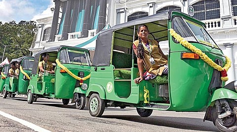சிசிடிவி கேமரா, ஜிபிஎஸ் உள்ளிட்ட வசதிகளுடன் கூடிய மின் ஆட்டோக்களின் இயக்கத்தை முதல்வர் பழனிசாமி நேற்று தொடங்கி வைத்தார். இதற்காக தலைமைச் செயலகத்தில் வரிசையாக நிறுத்தப்பட்டிருந்த எம்-எலெக்ட்ரிக் ஆட்டோக்கள். படம்: ம.பிரபு