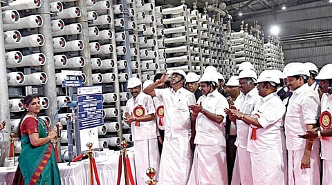சென்னை கோயம்பேட்டில் ரூ.486 கோடி செலவில் நாளொன்றுக்கு 45 மில்லியன் லிட்டர் உற்பத்தி திறன் கொண்ட மூன்றாம் நிலை கழிவு நீர் சுத்திகரிப்பு நிலையத்தை, முதல்வர் பழனிசாமி நேற்று திறந்து வைத்தார். உடன் துணை முதல்வர் ஓ.பன்னீர்செல்வம் அமைச்சர்கள் எஸ்.பி வேலுமணி, ஜெயக்குமார், தங்கமணி உள்ளிட்டோர். படம்: ம.பிரபு
