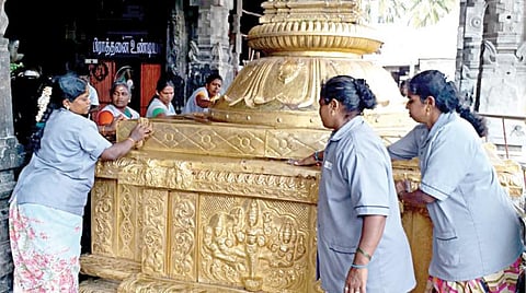திருவண்ணாமலை அண்ணாமலையார் கோயிலில் உள்ள தங்கக் கொடி மரத்தை சுத்தம் செய்யும் பணி நடைபெறுகிறது.