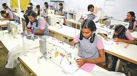 ஆடை வடிவைமப்பில் ஈடுபடும் மாணவிகள்.