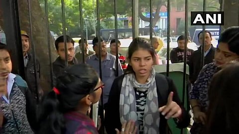 இன்று காலை பெண்களுக்கு எதிரான அட்டூழியங்களைக் கண்டித்து நாடாளுமன்றம் அருகே நடைபாதையில் போராட்டத்தில் ஈடுபடும் இளம்பெண் அனு துபே | படம்: ஏஎன்ஐ