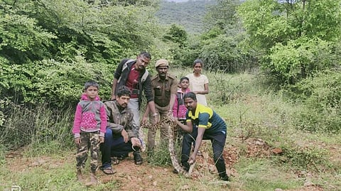 மதுரையில் குடியிருப்புப் பகுதியில் நுழைந்த 8 அடி நீளம் 9 கிலோ எடை கொண்ட மலைப்பாம்பு: பத்திரமாக மீட்டு வனப்பகுதியில் விட்ட இளைஞர்கள்