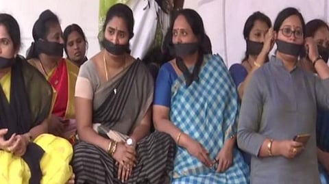 ஹைதராபாத்தில் கறுப்புத் துணி கட்டி மவுனப் போராட்டத்தில் ஈடுபட்ட  தெலங்கானா மாநில பாஜக மகிளா மோர்ச்சா அமைப்பினர் | படம்: ஏஎன்ஐ
