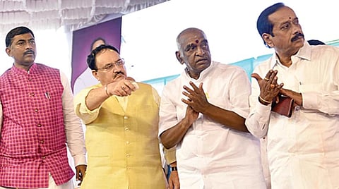 தமிழகத்தில் பாஜகவுக்கு 16 மாவட்டங்களில் சொந்த கட்டிடம் கட்ட அடிக்கல் நாட்டு விழா திருவள்ளூரில் நேற்று நடந்தது. இதில் பாஜக தேசிய செயல் தலைவர் ஜே.பி.நட்டா, பாஜக தேசிய செயலாளர் எச்.ராஜா, தமிழக பொறுப்பாளர் முரளிதர ராவ், முன்னாள் மத்திய அமைச்சர் பொன்.ராதாகிருஷ்ணன், மூத்த தலைவர்கள் இல.கணேசன், சி.பி.ராதாகிருஷ்ணன் உள்ளிட்ட பலர் பங்கேற்றனர்.