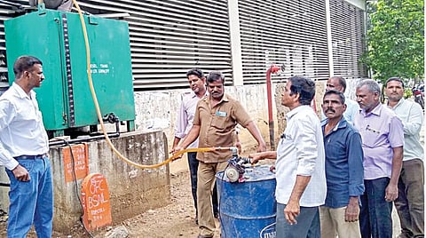 சென்னைக்கு கனமழை எச்சரிக்கை விடப்பட்டுள்ள நிலையில், பேரிடர் கட்டுப்பாட்டறை செயல்பட்டு வரும் ரிப்பன் மாளிகை வளாகத்தில் உள்ள ஜெனரேட்டர்களுக்கு டீசல் நிரப்பும் பணியில் ஈடுபட்டுள்ள ஊழியர்கள்.படம்: ச.கார்த்திகேயன்
