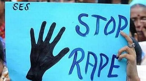 கோவையில் பள்ளி மாணவிக்கு கூட்டு பாலியல் வன்கொடுமை: 4 இளைஞர்கள் கைது; 2 பேர் தலைமறைவு