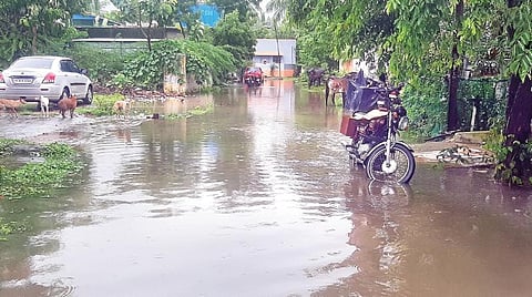 நாகை வெளிப்பாளையம் முத்துமாரியம்மன் கோயில் வடக்குத் தெருவில் நேற்று குளம் போல தேங்கியுள்ள மழைநீர்.