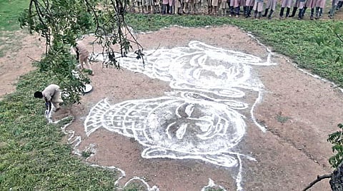 புல்வெளியில் ராஜேந்திர சோழன், செம்பியன் மாதேவி: அரசு பள்ளி மாணவர்கள் அசத்தல்