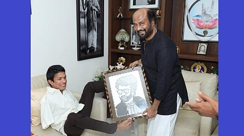 கேரள மாற்றுத்திறனாளி ஓவியர் ரஜினியுடன் சந்திப்பு: ரஜினியின் ஓவியத்தைப் பரிசாக அளித்தார்