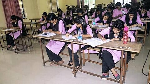 அரசுப் பள்ளியில் மாணவர்களுக்கு போட்டித் தேர்வு பயிற்சி