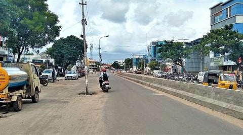 மதுரையில் சாலையின் நடுவே உள்ள மின்கம்பங்களை அகற்றாமல் மேற்கொள்ளப்பட்ட விரிவாக்கப் பணி: விபத்து அபாயத்தால் வாகன ஓட்டிகள் அவதி