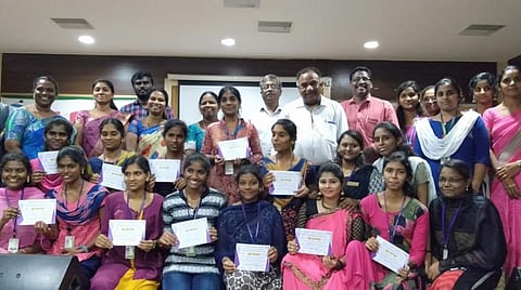 கிழக்கு மண்டல அளவிலான துளிர் விநாடி–வினா போட்டியில் வெற்றி பெற்ற மாணவ, மாணவிகளுடன் சிறப்பு விருந்தினர்கள்.